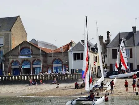 De Familial, Et Commerces A Pied Holiday home *